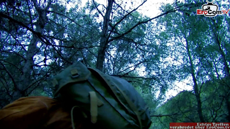 EroCom: Schmutziges punk-mädchen mit kleinen titten mag draußen im wald ficken