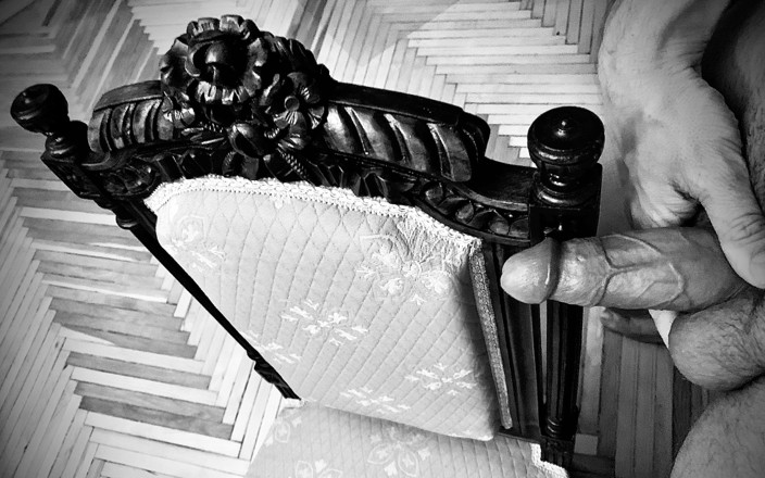Stanislav_desired: Un mec se branle sur une chaise vintage et jouit...