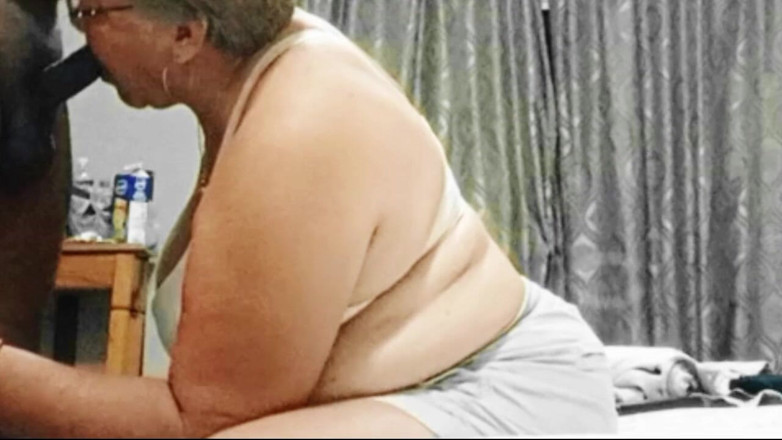 Milfta boohot: Sodomie avec une MILF vétéran de 70 ans