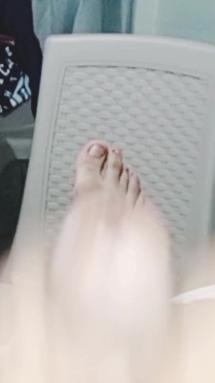 Skinnydanie21: 我继姐的瘦身用她的小穴压碎了我的蛋蛋