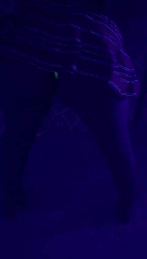 Caramela Sluty Wife: Twerking 오지는 몸 짧은 치마 네온 란제리 밀프 핫한 개인 클로즈업