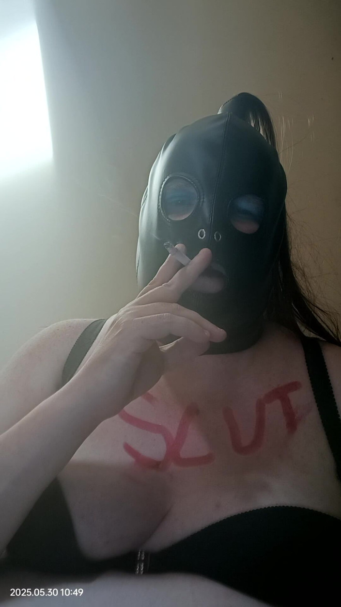 Stephanie-Nicole-TV: Une BBW à la télévision fume et s’amuse avec un gode