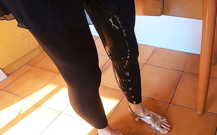 Ane Get Horny: Mijando enquanto cozinha e carga de porra muito grande