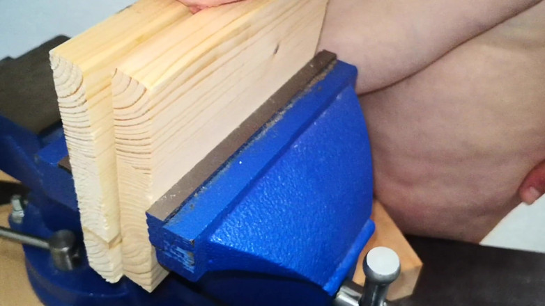 Bouncy Tits Action: Il capezzolo stringendo una morsa