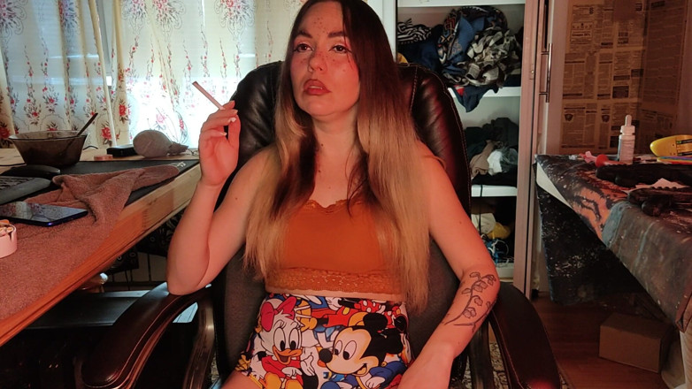 Blowjobs Alice: Meia-irmã fumando cigarros