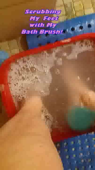 BBW nurse Vicki adventures with friends: Menggesel kaki dan kaki besar saya dengan berus