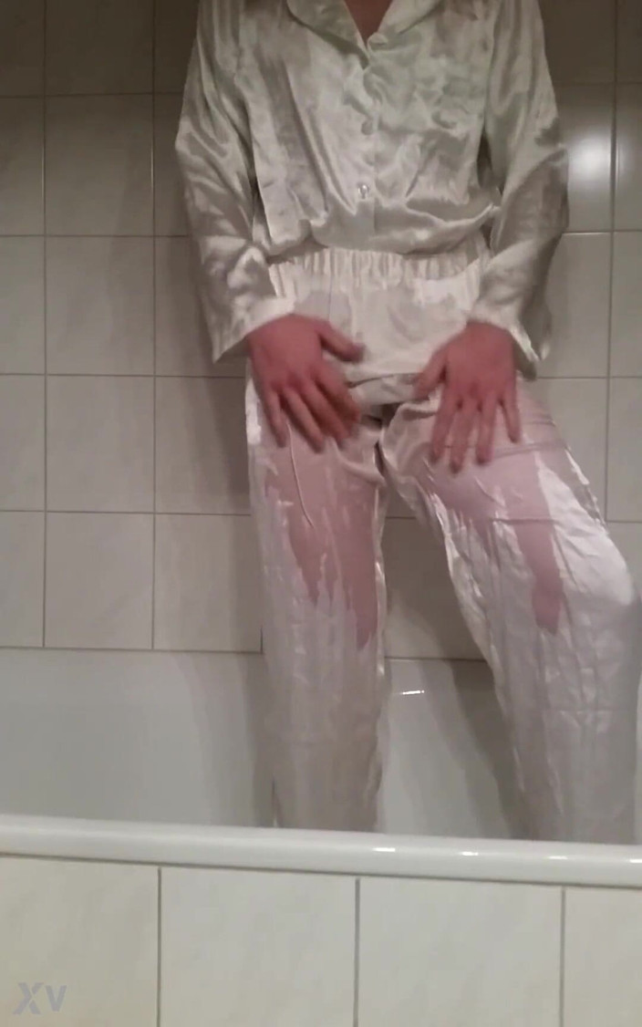 Satin_Slave21: 새틴에서의 자기 섹스