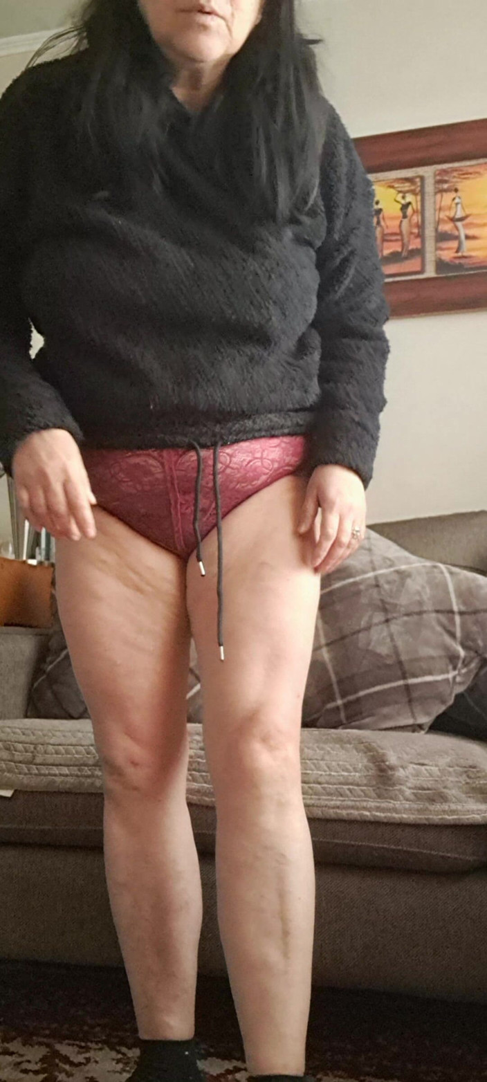 Mommy big hairy pussy: Une MILF en culotte devant son beau-frère indifférent, il devient...