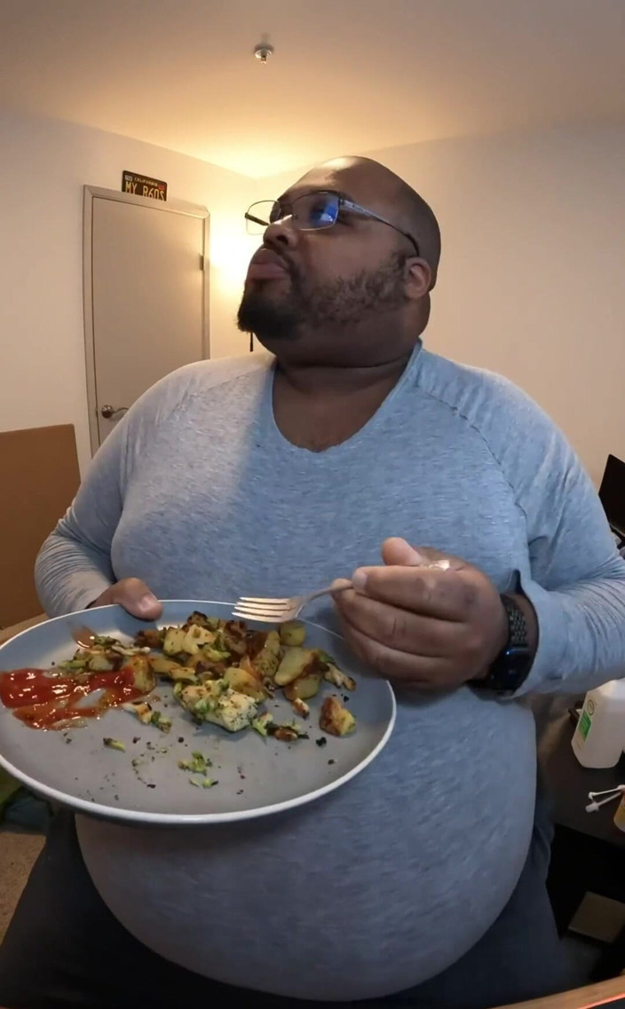 Blkhole420: Hanya makan siang ukuran besar buru-buru di perut.
