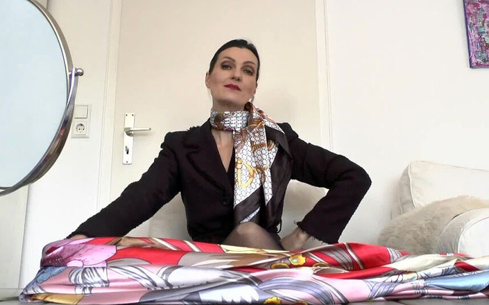 Lady Victoria Valente: 5 елегантних нових шарфок із атласною шиєю для чорного костюма