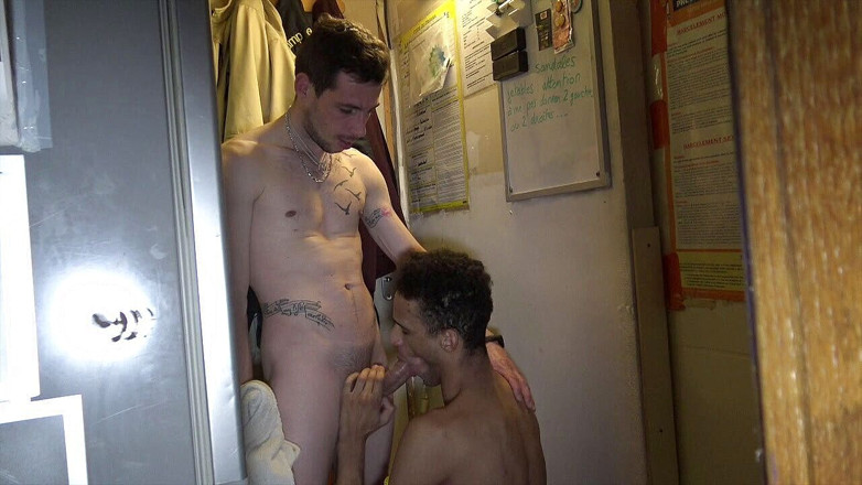 NEW BAREBACK GENERATION 2022: Yougn stright dude disetubuhi mentah-mentah oleh ebony twink di sauna