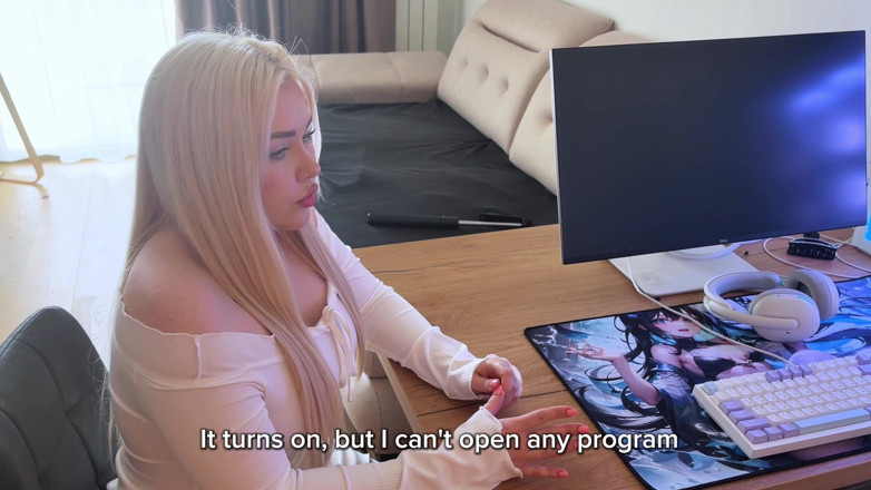 Blondessa: Riparato il computer di una bella vicina da scopare