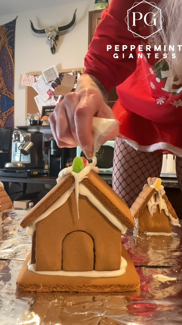Peppermint Giantess: 진저브레드 마을을 장식하는 8인치 힐을 신은 73 자이언트
