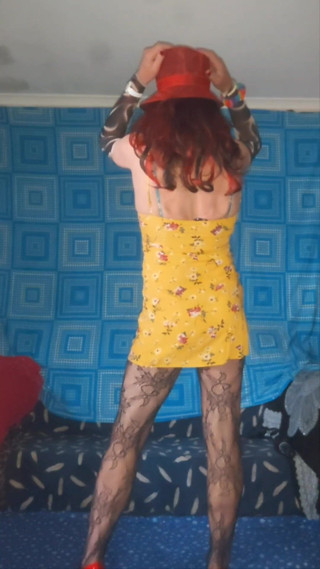 Lizzaali: Teaser in Il mio sexy vestitino giallo e mutandine blu