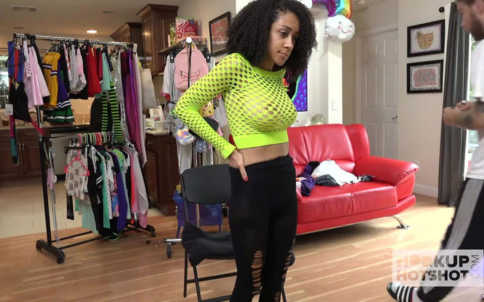 HookUp HotShot-BTS: Ariana Aimes, excitée, veut plus du sexe baveux de Bryan...