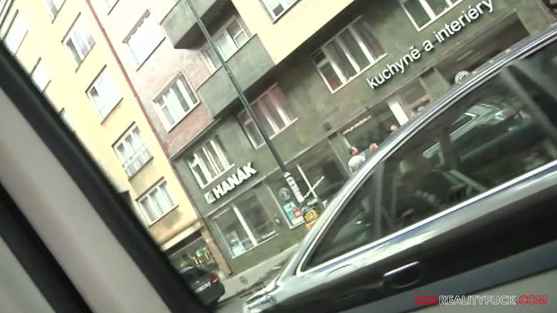 Czech Pornzone: Aider des blondes dans le besoin avec une bite - Uma...
