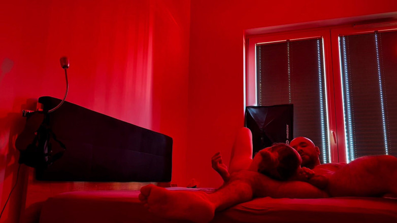 SalomeMassimo: Diversão no quarto. Sexo sensual sob luzes vermelhas