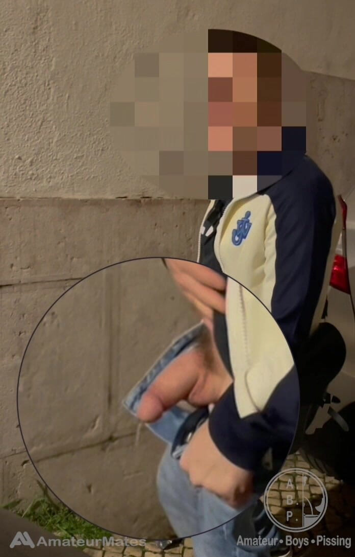 AmateurBoysPissing: Amateur-junge Nimmt Seinen Fetten Schnitten Schwanz Aus Seiner Jeans Und...