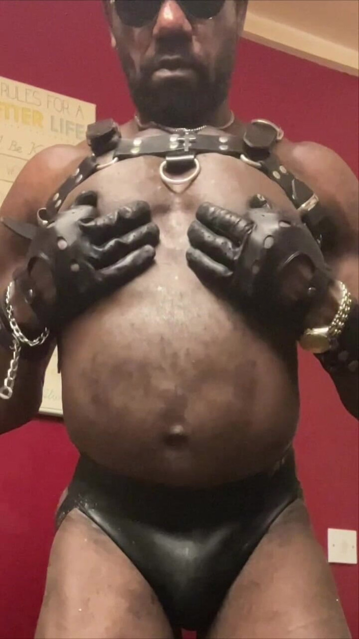 Black mature kinky muscle: 흑인 근육 솔로 가죽 고무 꼬임 &amp; 헤비 디로드