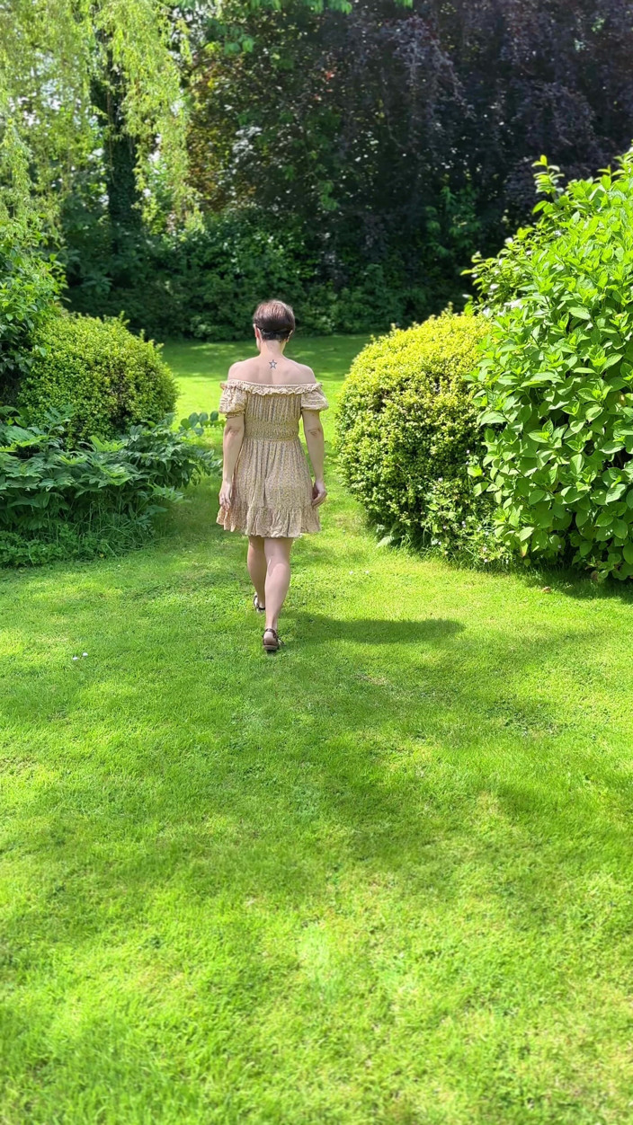 Queen-Lucy: Exhibition de promenade effronté dans le jardin