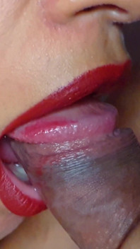 Une fille sexy me suce la bite en gros plan ! Fellation