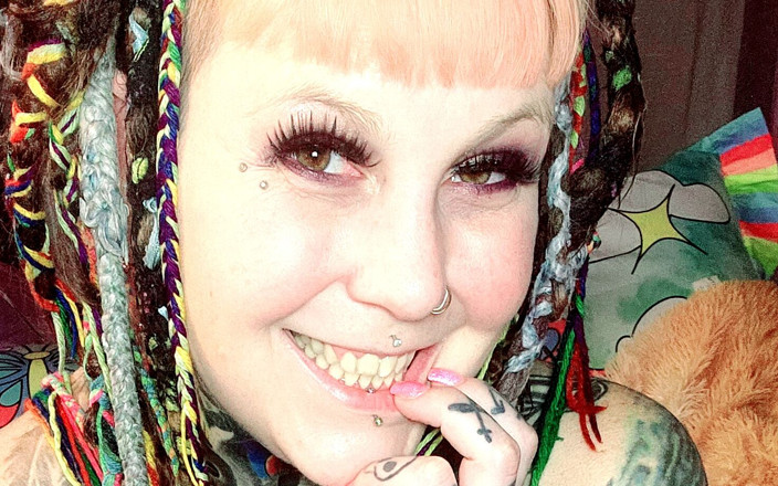 Madame Stiletto: Tätowiertes mädchen mit dreads spielt mit enger kleiner muschi