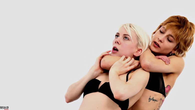 Defeated Sex Fight: Stella &amp; lilith - Bionda vs rossa in una lotta di sesso...