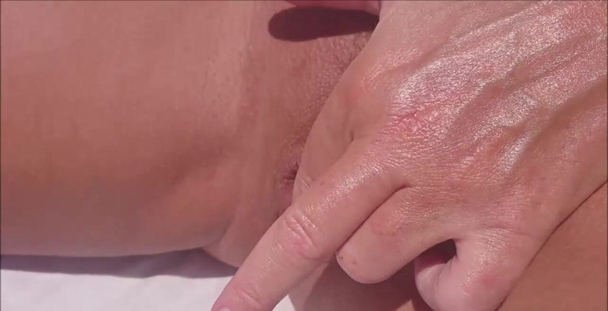 Natalie K: trong cảnh ngoài trời pov này, tôi nằm khỏa thân...