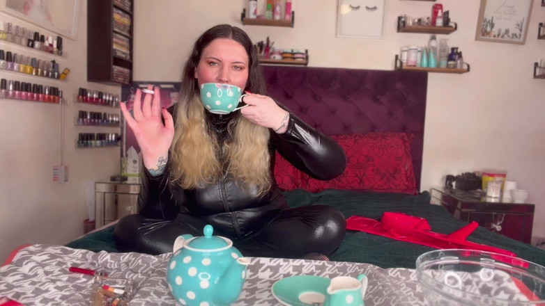 MissFFW: Maîtresse FFW boit du thé jusqu’à ce qu’elle explose pour...
