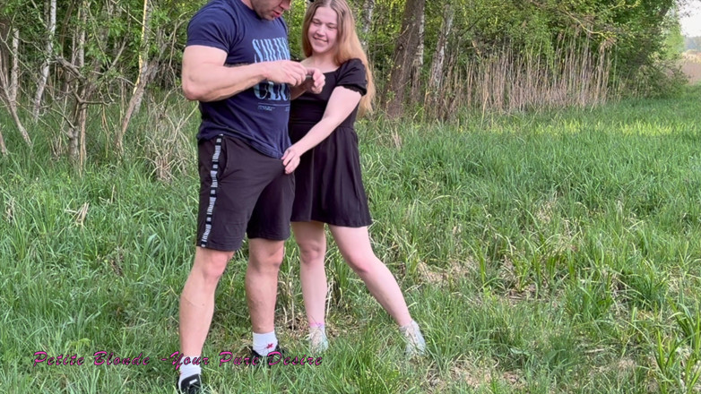 Petite blond your pure desire: Hijastra le da a su padrastro una paja y mamada...