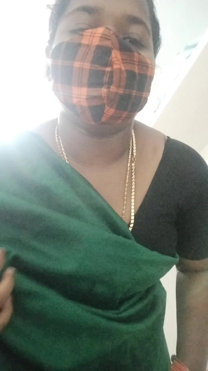 Desi World: Tatie tamoule coquine en sari et chemisier moulant