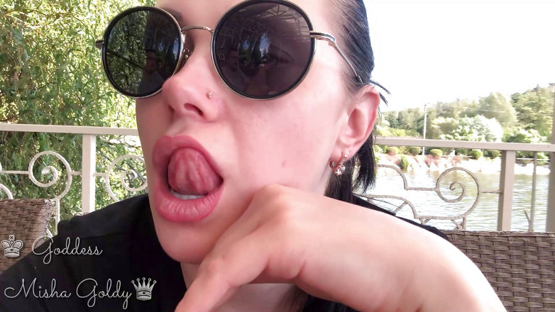 Goddess Misha Goldy: Сексуальную лизание больших губ, вонючие губы и поцелуи и фетиш в очках на озере