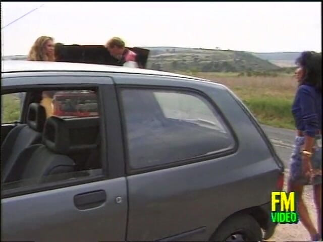 Amafrench: El coche de dos jóvenes zorras se rompió y este...