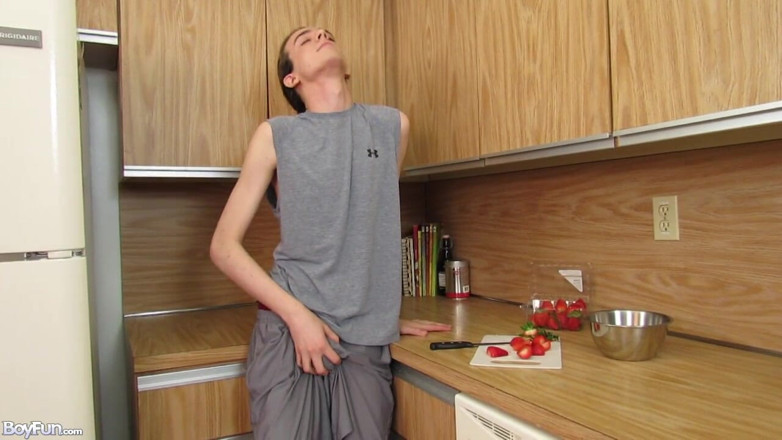 Boyfun: Twink Avery mutfakta okşuyor