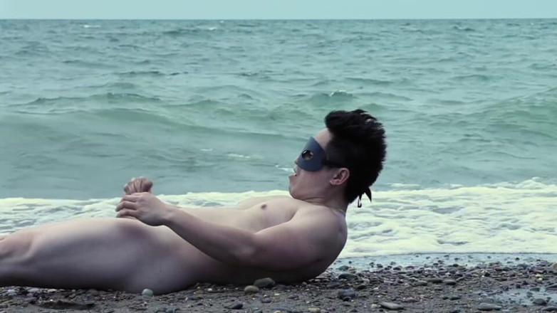 Barenakedmuscles: Repéré : l’homme hype personnel de l’océan. Vagues qui s’écrasent, muscles...