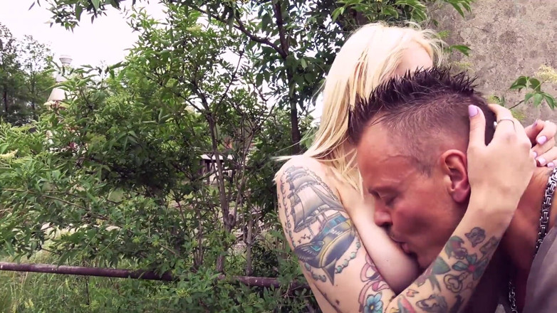 Hitzefrei: Une blonde se fait baiser dans la nature (Arteya)