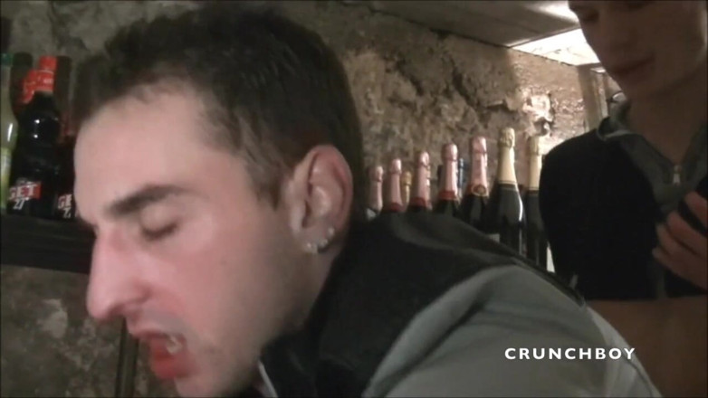 French Twinks Amator videos: Kembar dikongkek oleh tukang bar di restoran dalam pakaian seragam