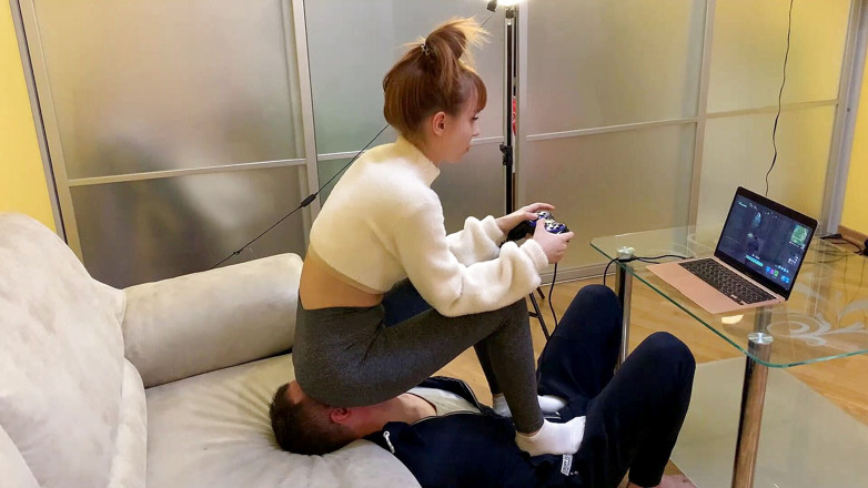 Petite Princesses Femdom: Gamerin kira in leggings benutzt beim spielen ihren stuhlsklaven