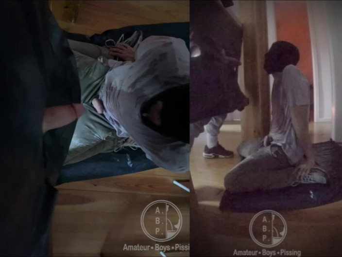 AmateurBoysPissing: 业余男孩被命令跪下，蒙住眼睛，通过寻欢洞在嘴里撒尿...自制视频