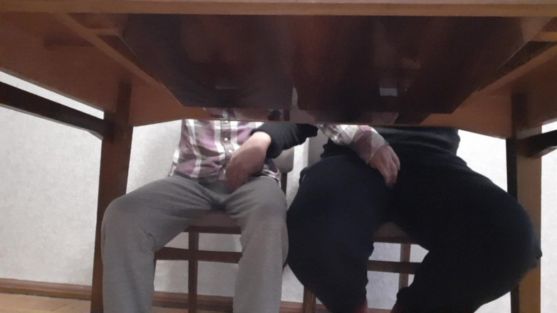 Lesbian-candys: On se masturbe sous la table pendant un cours d’anglais à...