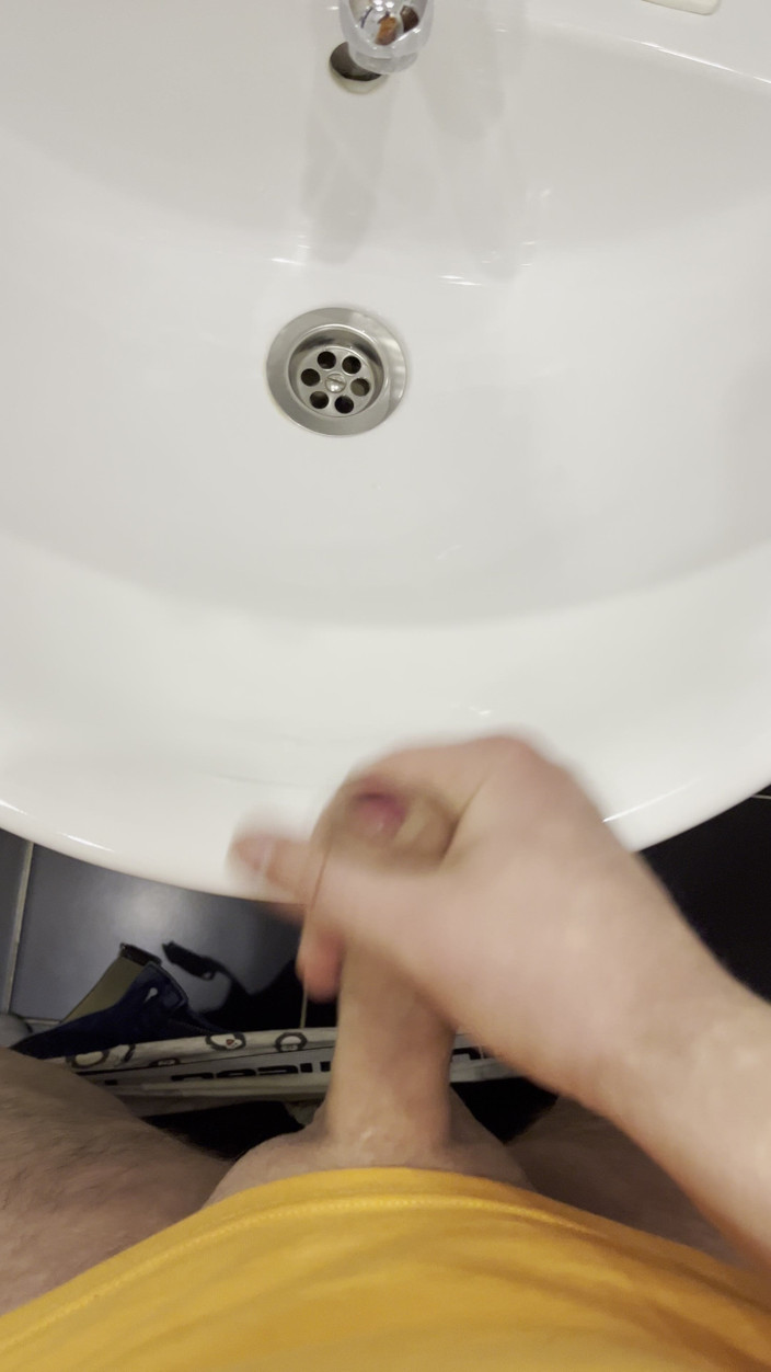 Young cum: Le Mec Se Masturbe Dans La Salle De Bain Et,...
