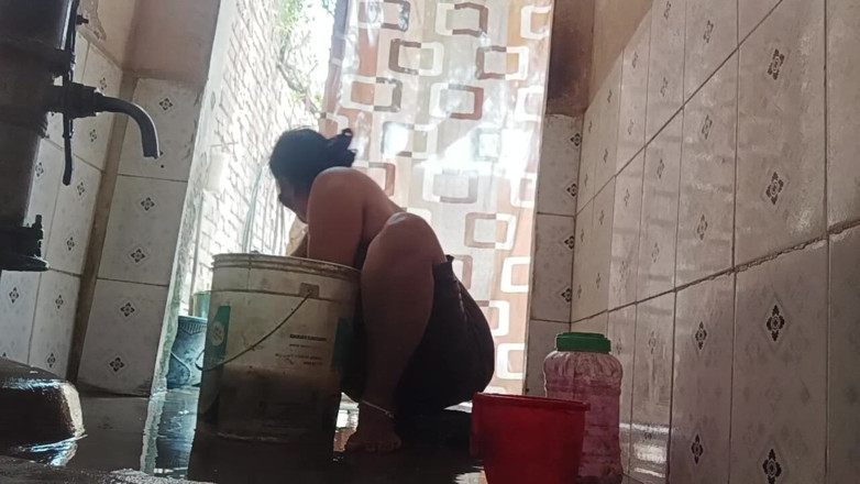 Desi_bhabhi121: Videoclip XXX cu bhabhi goală făcând baie