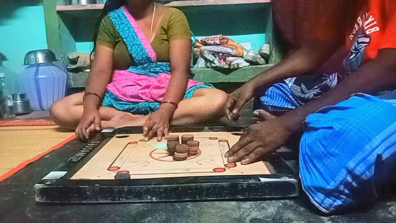 Priyanka314: Village, tatie à gros nichons, gros seins, tatie Carrom, joue avec...