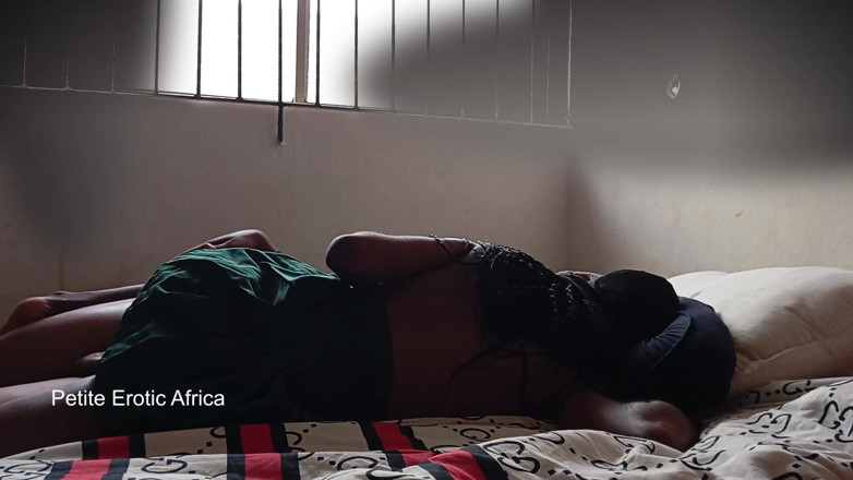 Petite Erotic Africa: Murzynka nastolatka oznacza jazdę