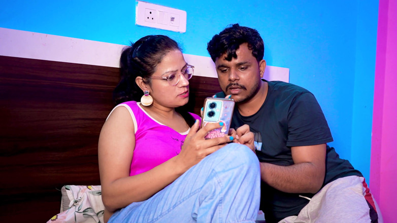 Pyasi Bhabhi Uncut: Hermanastro folló a su hermana en hindi
