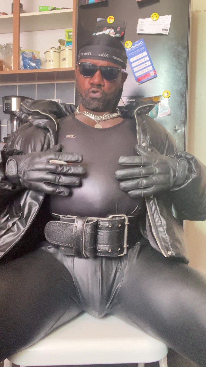 Black Muscle Stepdad: Sesiune de fumat cu latex proaspăt și puffa din piele
