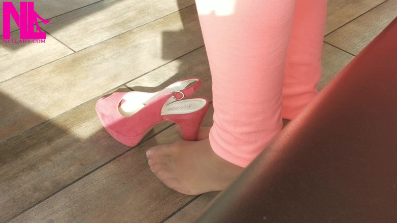 Nyllady: Shoeplay dengan kasut tumit tinggi di bar