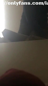 Ben çalışırken bu kalın piliçle sikiştim. Sıkı şişman ıslak amcığının içine boşaldım