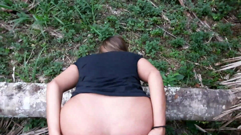 Novinha Insaciavel: Une jeune fille emmenée dans les bois a dû sucer...
