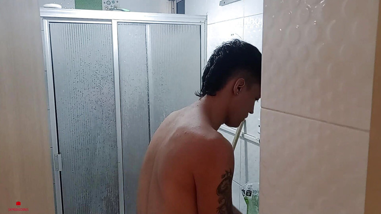 Rouss: Một vòi hoa sen phong phú với một cặp anh...